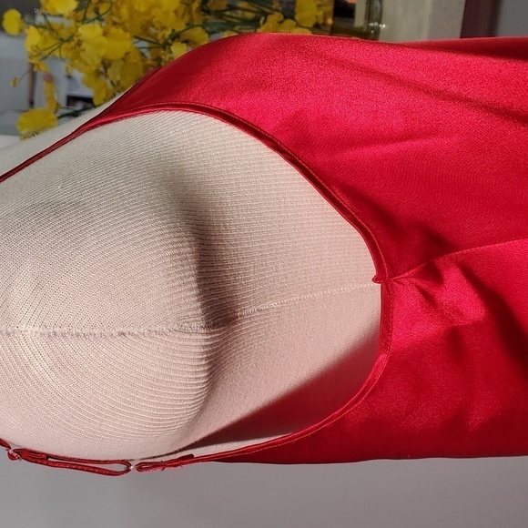 DELICATE TREASURES, red satin nightgown. Size‎ large. Adjustable straps. … - Picture 4 of 10